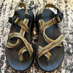 Men’s Chaco size 9. Hardly worn